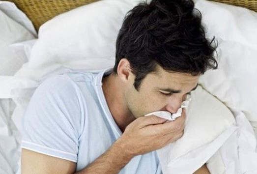 Dung kem chong nang kieu nay, nam sinh trang xoa phoi