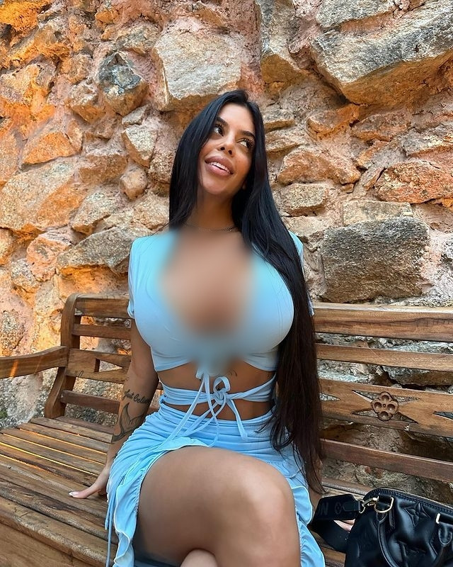 "Tôi không làm bất kỳ điều gì tồi tệ hoặc vi phạm luật, tôi không nên bị đối xử một cách đầy khiếm nhã và xấu hổ trước mọi người như vậy. Đột nhiên có 2 người đàn ông lao đến hét lớn với tôi, sau đó họ đã gọi bảo vệ đến, như tôi là một tên trộm vậy", hot girl bộc bạch.