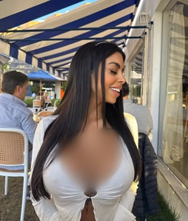 Trong những hình ảnh mà Jaiane Lima đăng tải, cô nàng mặc áo trắng cùng váy ngắn màu kaki, khoe vòng một. Kết quả của việc phô trương này là bị hai nhân viên bảo vệ nam chặn đường và sau đó họ dẫn cô ra khỏi trung tâm thương mại.