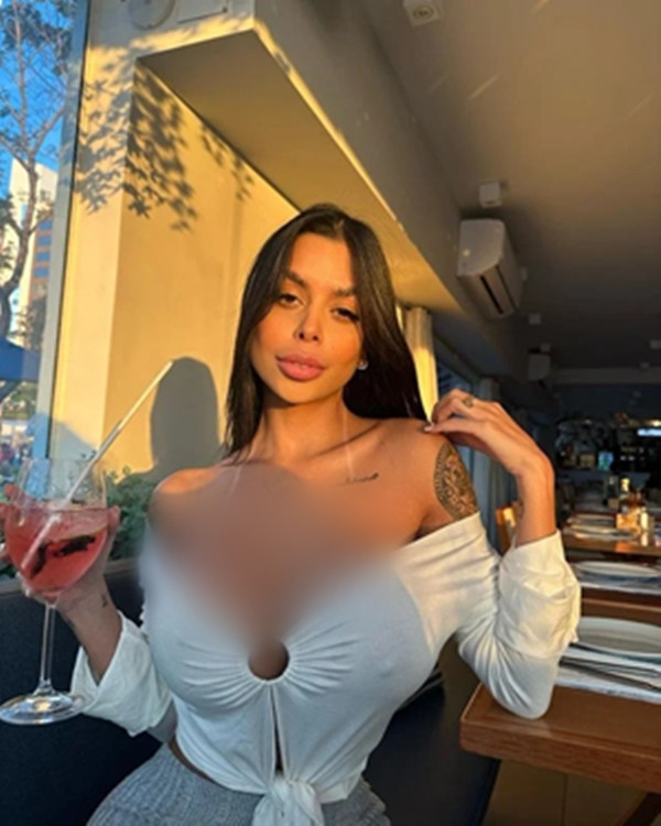 Theo Lima, vì thời tiết nóng bức, nhiệt độ vượt quá 30 độ, cô mới mặc chiếc áo mát mẻ hơn để đi mua sắm, không ngờ lại bị đuổi ra ngoài.