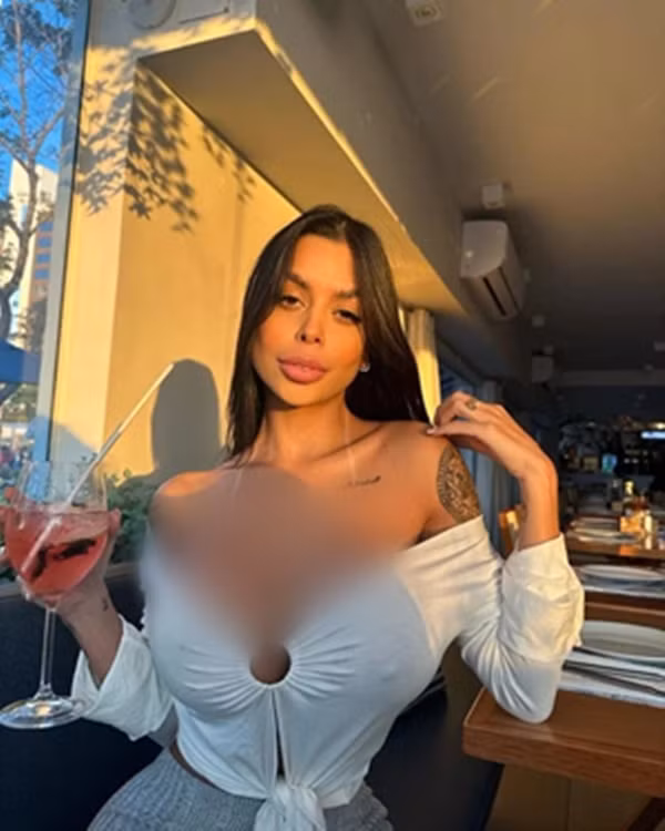 Theo Lima, vì thời tiết nóng bức, nhiệt độ vượt quá 30 độ, cô mới mặc chiếc áo mát mẻ hơn để đi mua sắm, không ngờ lại bị đuổi ra ngoài.