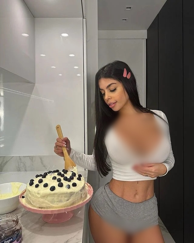 Rất nhanh sau đó, hot girl người Brazil đăng tải câu chuyện của mình lên mạng và phàn nàn rằng cô không làm gì sai, không nên bị đối xử như vậy.