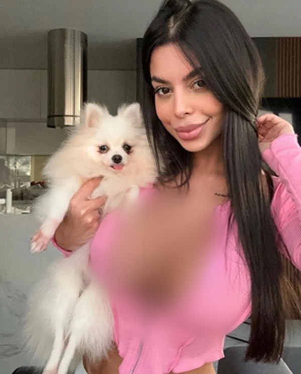 Điều này làm Lima cảm thấy không thoải mái và phản ánh: "Tôi biết vòng 1 của tôi ngoại cỡ và nổi bật, nhưng tôi thích chúng, cũng thích phong cách ăn mặc như vậy".