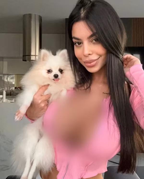 Điều này làm Lima cảm thấy không thoải mái và phản ánh: "Tôi biết vòng 1 của tôi ngoại cỡ và nổi bật, nhưng tôi thích chúng, cũng thích phong cách ăn mặc như vậy".