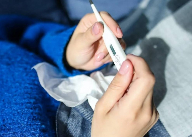 Coi thuong benh cum, nu sinh hoi khong kip, phai di xe lan