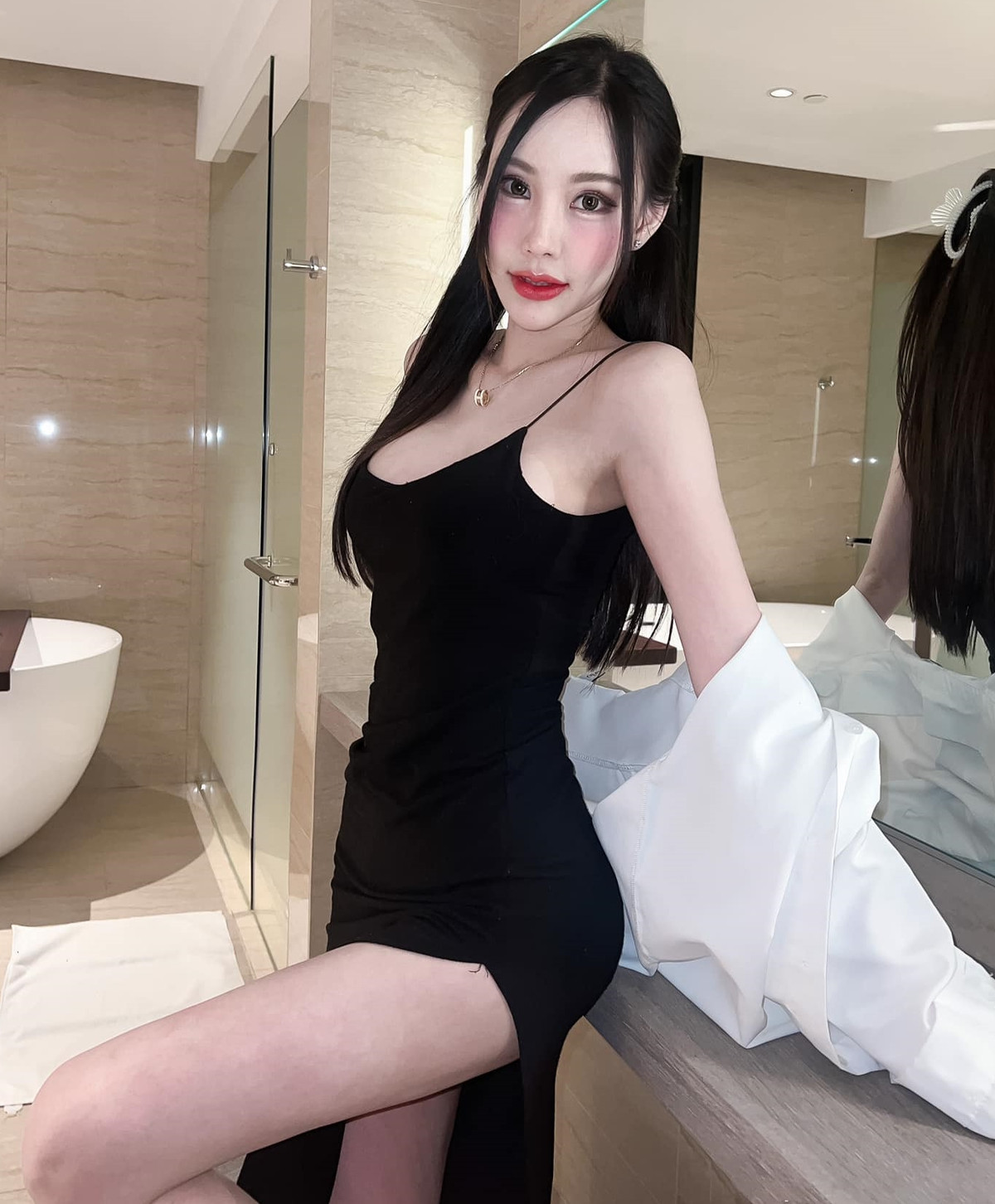 ...thì cũng không ít ý kiến chỉ trích hot girl gợi cảm này "làm liều", "tự hạ thấp giá trị của bản thân", "phản cảm, gây nhức mắt"...