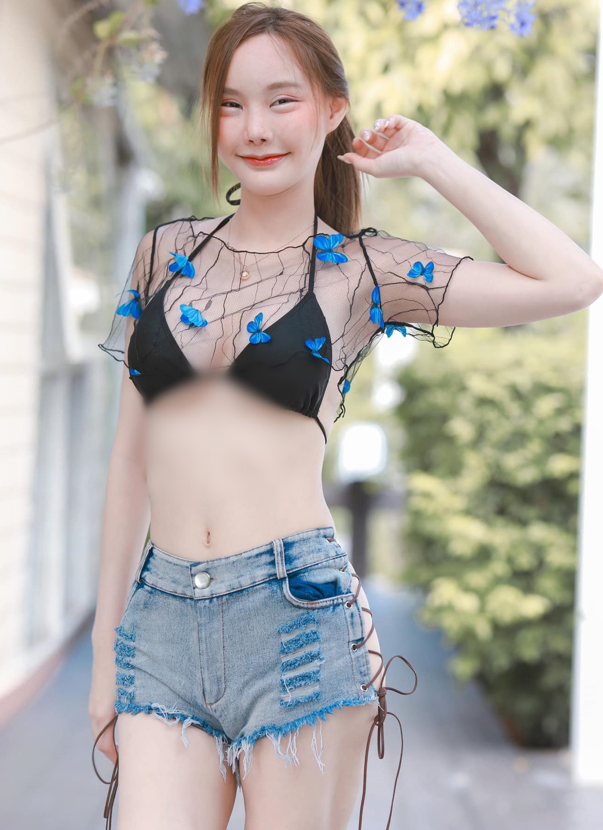 Trong những bức ảnh này, Rinnatha Lertkulphasap khoe trọn đường cong quyến rũ của cơ thể với chiếc áo xuyên thấu nhìn rõ nội y và chiếc quần đan dây trông vô cùng mong manh, thiếu an toàn.