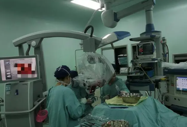 Du le tang, nguoi phu nu het tham thiet lo bi mat ron nguoi