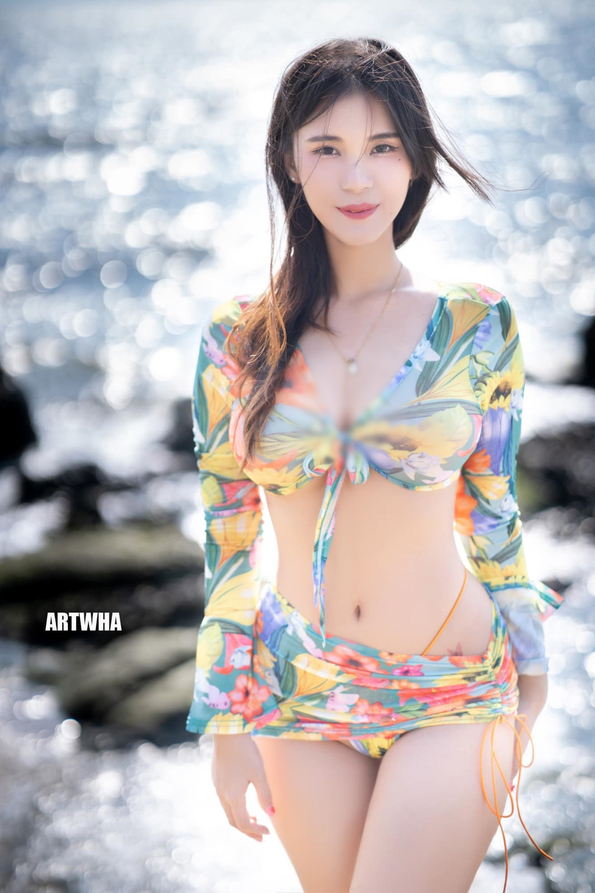 Dù thu hút hàng trăm ngàn lượt thích và chia sẻ nhưng những bình luận dưới hình ảnh của hot girl gợi cảm Kanom Kamonrot đều rất tiêu cực.