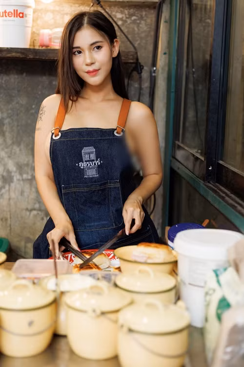 Rất nhanh sau đó, danh tính của hot girl này được tìm ra, đó là Kanom Kamonrot, một trong những hot girl thế hệ mới của xứ chùa vàng.