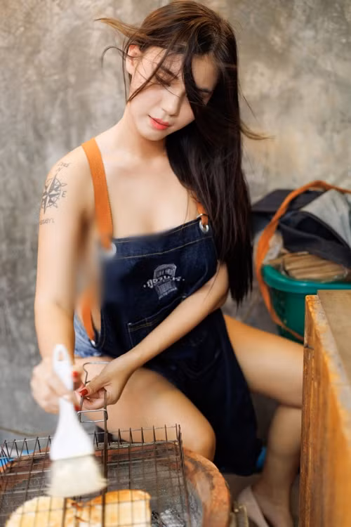 Đa số mọi người đều chỉ trích hot girl này quá táo bạo và phản cảm, bất chấp mặc hở hang, thiếu vải để thu hút sự chú ý của khách hàng.