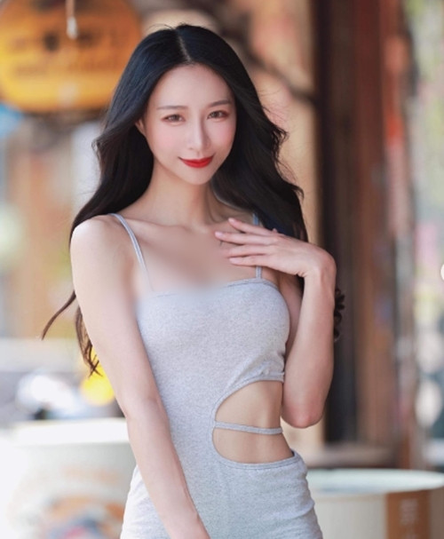 Cũng nhờ sự nghiêm túc này mà Tiểu Thải Đề ngày càng hút fan hơn. Đa số mọi người đều cho rằng cô nàng quả thực sở hữu vóc dáng mảnh khảnh nhưng vẫn có những đường cong cực chuẩn, gợi cảm đến choáng ngợp.