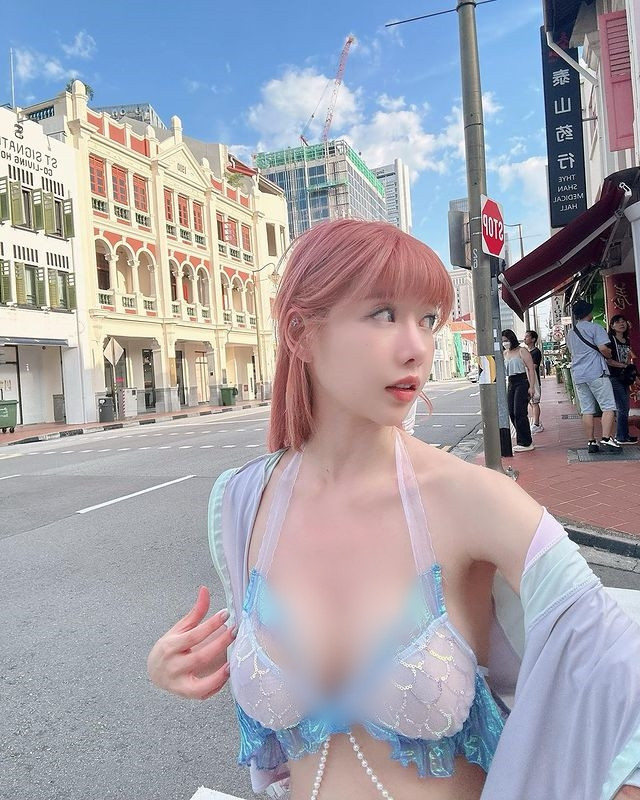 Mới đây, hot girl xinh đẹp Chadapornnari Wongsankullada khoe dáng ngoài phố trong trang phục tiên cá kiệm vải, thu hút đông đảo sự quan tâm, chú ý. (Nguồn ảnh: IG)