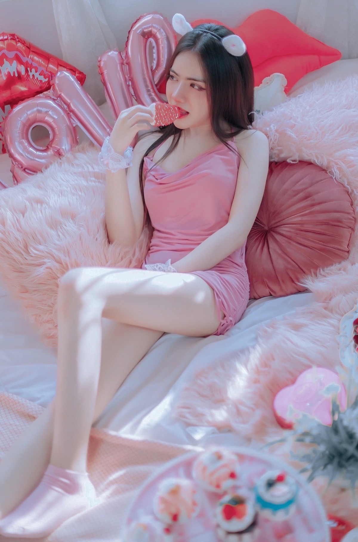 Những những bức hình để lộ nội y của cô nàng đã làm bay biến cảm tình của nhiều người qua đường dành cho hot girl bấy lâu nay.