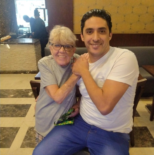 Tôi phải làm việc nhà như lau dọn và nấu ăn cho anh ấy. Thực ra, nếu không có anh ấy, tôi có thể sống tốt hơn. Tôi rất hối hận vì đã không nghe theo lời khuyên của bạn bè và gia đình, nhưng sự thật đã không thể thay đổi. Cuối cùng, tôi cũng hiểu rằng người đàn ông đầu tiên trong cuộc đời tôi là người tốt nhất".