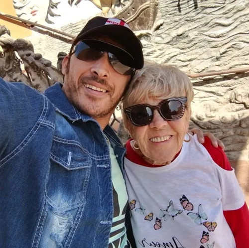 Iris nói thêm rằng, Mohamed Ibriham không thường mở lòng với người khác, trong khi bà thích trò chuyện với mọi người.