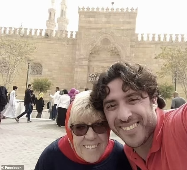 Người thân của Iris đều phản đối mối quan hệ này khi biết tin, nhưng cụ bà dường như đã bị cuốn vào cơn lốc tình yêu và không thể thuyết phục được.