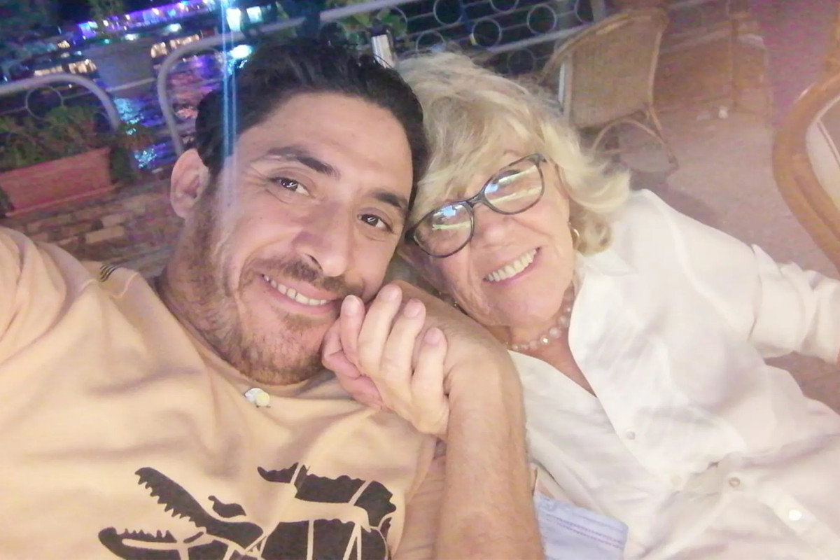 Gần đây, Mohamed Ibriham đã thông báo về việc họ đã chia tay trên Facebook và Iris cũng thừa nhận rằng họ chia tay từ tháng trước. Bà nói: "Chúng tôi đã có một cuộc sống hôn nhân, cuộc sống vợ chồng tốt đẹp, nhưng sau đó mọi thứ thay đổi. Số lần thân mật giảm dần, tôi cũng luôn quá mệt mỏi vì chăm sóc anh ấy.