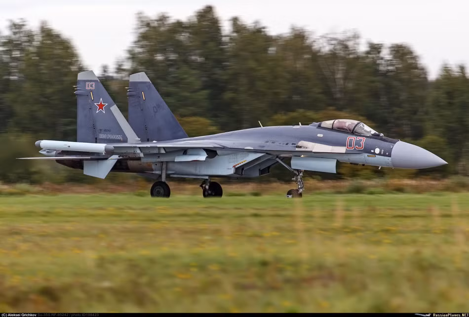 Các máy bay Su-35 hầu như đều giữ nguyên thiết kế cùng phiên bản nội địa của Nga. Ngay cả hệ thống hiển thị sẽ dùng chữ tiếng Nga thay vì tiếng Trung Quốc – lý do được đưa ra là chữ tượng hình của Trung Quốc khó đọc trên màn hình LCD trong buồng lái. Nguồn ảnh: Russian plane.nets