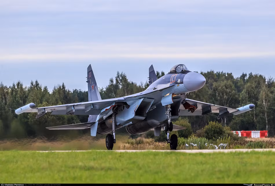 Radar mạng pha bị động tầm trinh sát 400km Irbis-E trên Su-35 sẽ giúp Trung Quốc hoàn thiện mẫu radar riêng cho J-20. Nguồn ảnh: Russian plane.nets