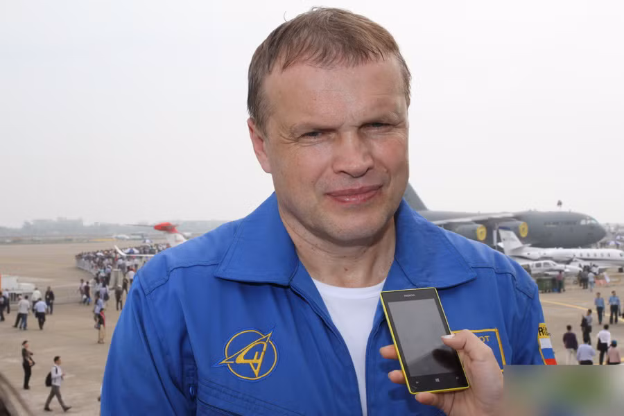 Giáo viên bay ngồi sau khả năng rất cao chính là Sergey Bogdan – một trong những phi công thử nghiệm kỳ cựu nhất Không quân Nga hiện nay. Ông hiện cũng là phi công lái máy bay Sukhoi cừ khôi nhất khi đã tham gia bay thử nghiệm trên hầu hết các tiêm kích Sukhoi thế hệ 4-5 như Su-27, loạt phiên bản Su-30, Su-35, Su-47, Su T-50… Ảnh: Sergey Bogdan tại triển lãm hàng không Chu Hải 2016. Nguồn ảnh: Russian plane.nets