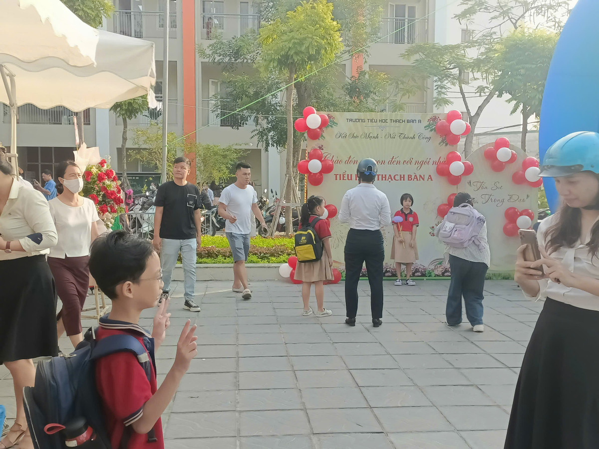 Phụ huynh cùng con ghi lại những khoảnh khắc đáng nhớ đầu năm học mới tại Trường tiểu học Thạch Bàn A.
