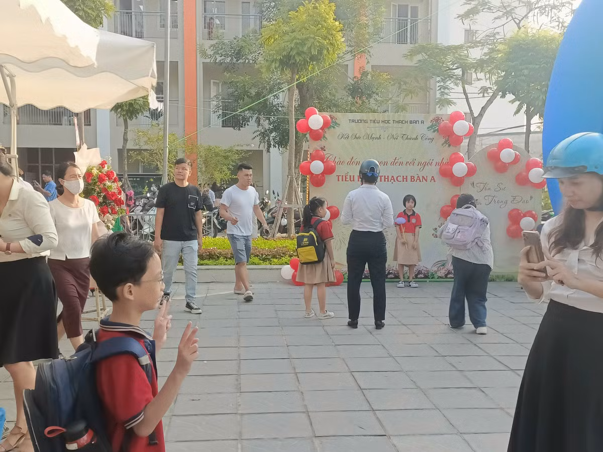 Phụ huynh cùng con ghi lại những khoảnh khắc đáng nhớ đầu năm học mới tại Trường tiểu học Thạch Bàn A.