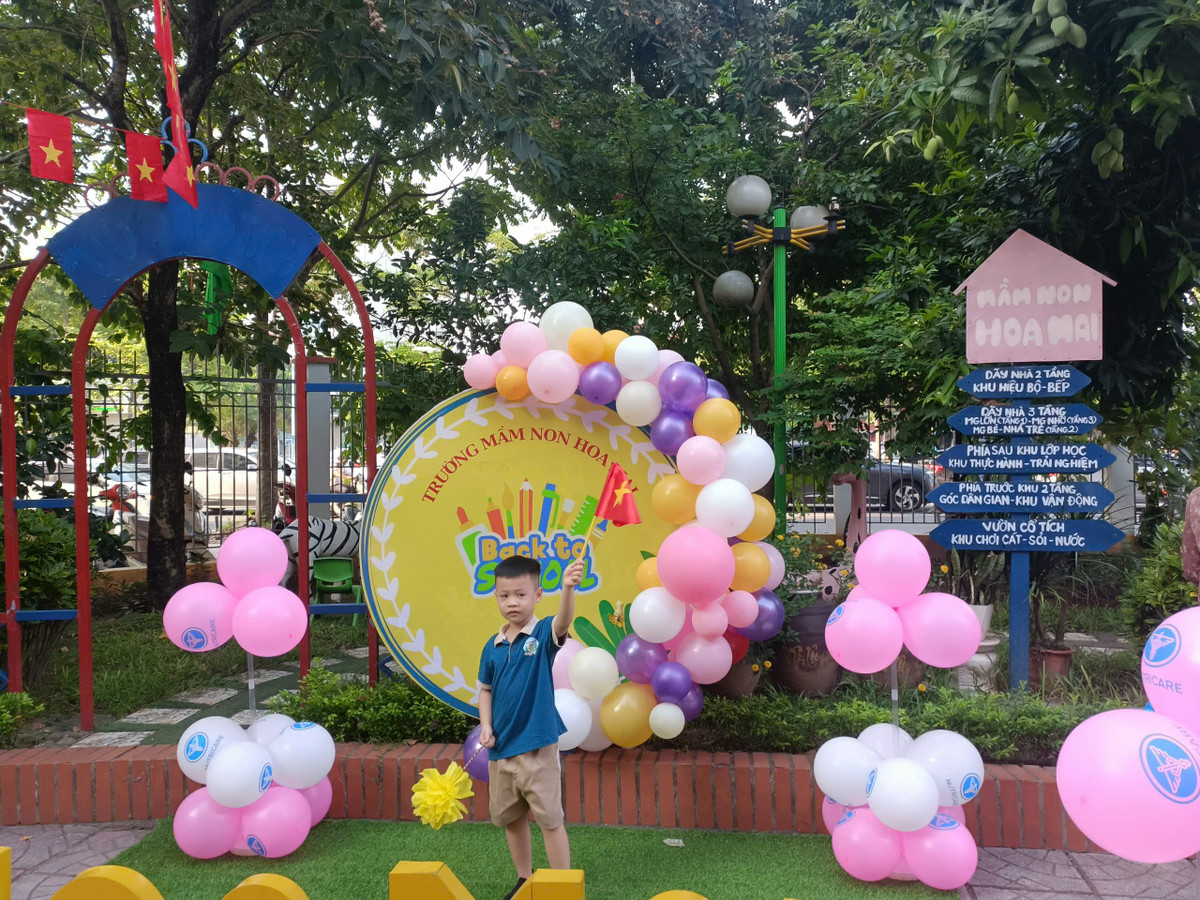 Niềm vui của bé ngày đầu năm học mới.