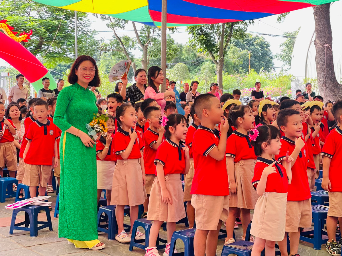 Cô Lê Thị Thanh Phương, Hiệu trưởng Trường Tiểu học Thạch Bàn A (quận Long Biên, TP Hà Nội) cho biết, năm học 2024-2025, Trường tiểu học Thạch Bàn có tổng số 30 lớp học. Trong đó, 7 lớp 1 với 260 học sinh, với trung bình 37 học sinh/lớp.