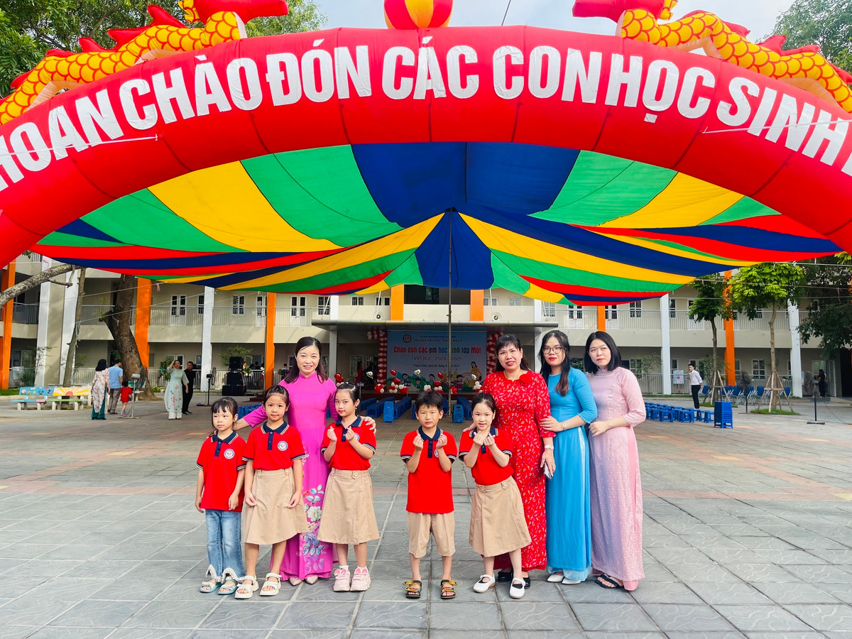 Các cô trò Trường Tiểu học Thạch Bàn A chào đón học sinh trong niềm hân hoan.