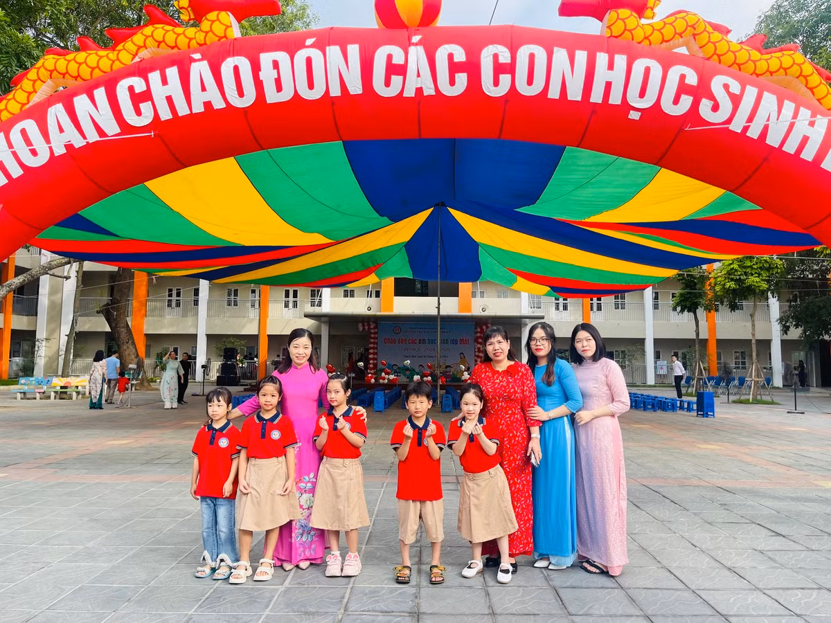 Các cô trò Trường Tiểu học Thạch Bàn A chào đón học sinh trong niềm hân hoan.
