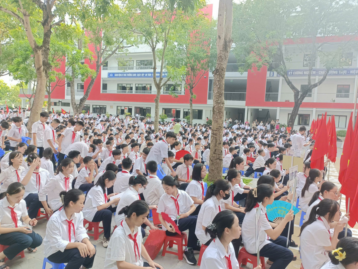 Trường THCS Thạch Bàn A (Long Biên, Hà Nội) năm học 2024-2025 có 43 lớp học, với hơn 1700 học sinh.