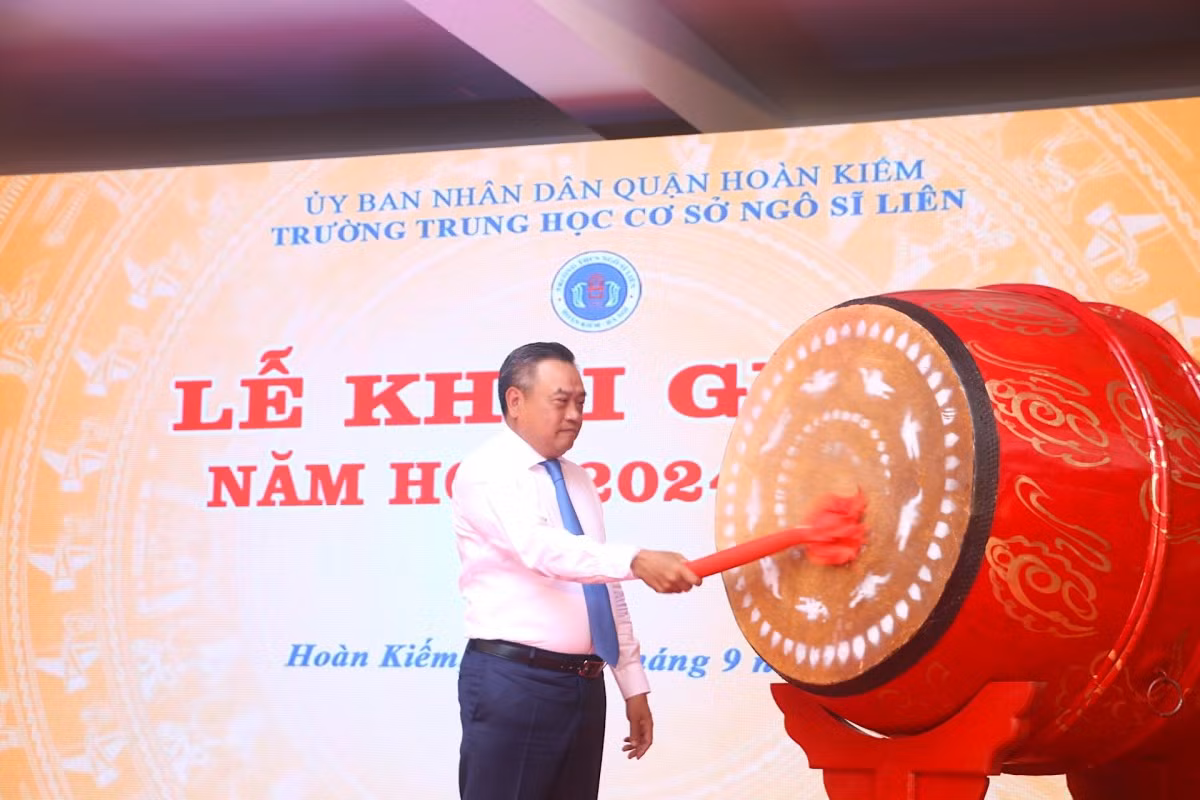 Chu tich Ha Noi du khai giang Truong THCS Ngo Si Lien