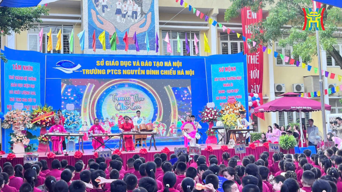 Thủ tướng dự lễ khai giảng Trường PTCS Nguyễn Đình Chiểu - Hình 2 Thu tuong du le khai giang Truong PTCS Nguyen Dinh Chieu-Hinh-2