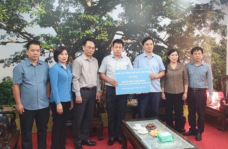 Cung ung cho hoc sinh vung lu khoang 18 trieu ban SGK