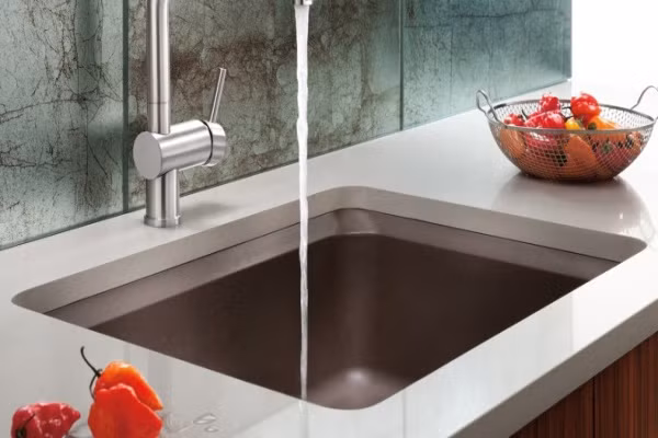 Dùng nước lãng phí. Có câu “Sơn chủ Nhân, Đinh Thủy chủ Tài”, vì thế nước có mối quan hệ mật thiết với tài vận. Không chỉ nước ở sông ngòi ao hồ xung quanh môi trường sống của bạn mà nước sinh hoạt, nước trong bể cá, nước uống … trong nhà bạn cũng liên quan đến tài vận của bạn.