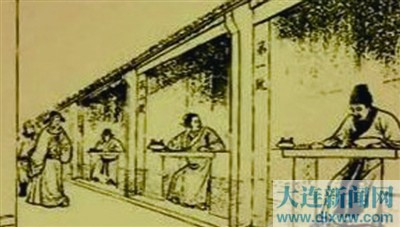 Do kỳ thi Hương diễn ra trong ba ngày hai đêm, vì thế việc ăn uống vệ sinh của thí sinh chỉ được diễn ra trong một chòi thi cao 6 thước (đơn vị đo chiều dài cổ của Trung Quốc, 1 thước tương đương 1/3m), sâu 4 thước và rộng 3 thước.