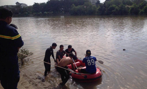 Đến giữa trưa nay, thi thể bé Q.A đã được tìm thấy. Ai cũng quặn lòng khi nhìn thấy bé trong đồng phục mầm non. Đến giữa trưa nay, thi thể bé Q.A đã được tìm thấy. Ai cũng quặn lòng khi nhìn thấy bé trong đồng phục mầm non.