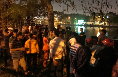 Người dân theo dõi vụ việc ven sông Giồng Ông Tố, quận 2.