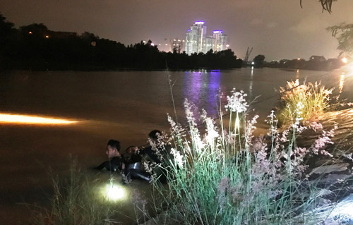 Các cảnh sát cứu nạn - cứu hộ nỗ lực tìm kiếm mẹ con chị N.A.