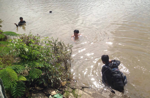 Các chiến sĩ cảnh sát cứu nạn - cứu hộ thay phiên nhau liên tục tìm kiếm bé Q.A. Các chiến sĩ cảnh sát cứu nạn - cứu hộ thay phiên nhau liên tục tìm kiếm bé Q.A.