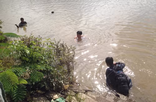 Các chiến sĩ cảnh sát cứu nạn - cứu hộ thay phiên nhau liên tục tìm kiếm bé Q.A.