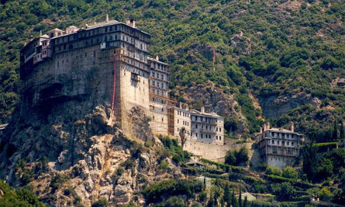 Hơn 1.000 năm qua, nơi đây đã áp dụng luật cấm phụ nữ đặt chân lên núi, thậm chí đàn ông không có râu cũng không được phép. Với khách du lịch nữ, họ chỉ được tham quan núi ở bên ngoài, từ trên thuyền.