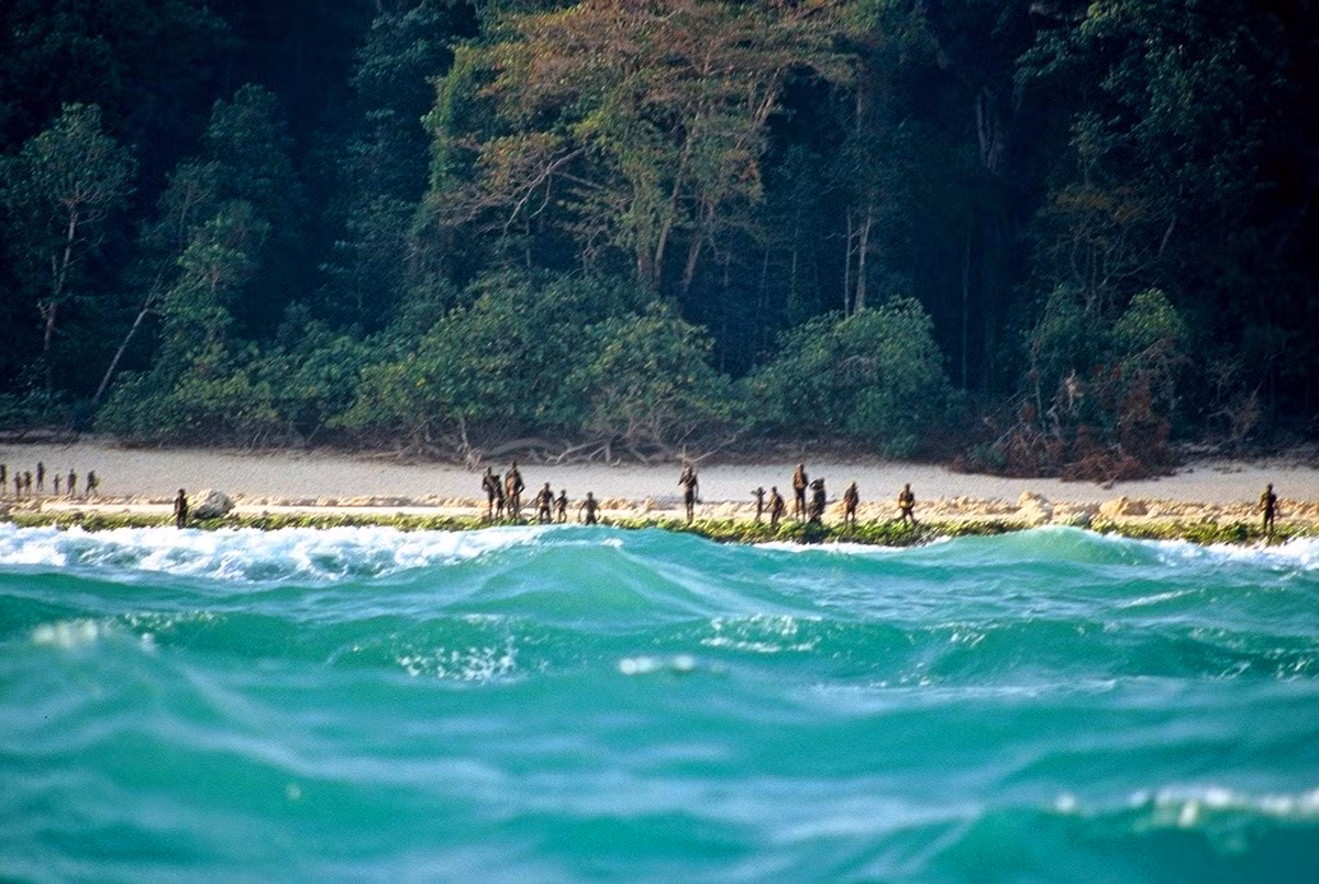 Ấn Độ có tới hơn 1.000 hòn đảo tuyệt đẹp chào đón khách du lịch. Tuy nhiên, có một hòn đảo cho đến nay du khách vẫn chưa thể khám phá: đảo Bắc Sentinel trên vịnh Bengal.