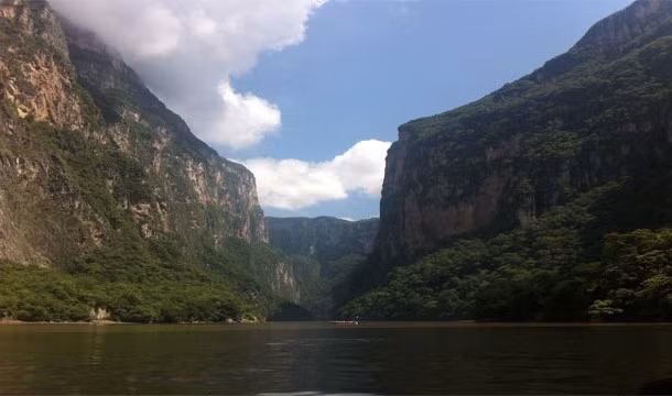 Hẻm núi dốc đứng Sumidero (Mexico) cao tới 1.000 mét. Đây là địa điểm hoàn hảo cho du khách thích đi bộ đường dài, câu cá và bơi.