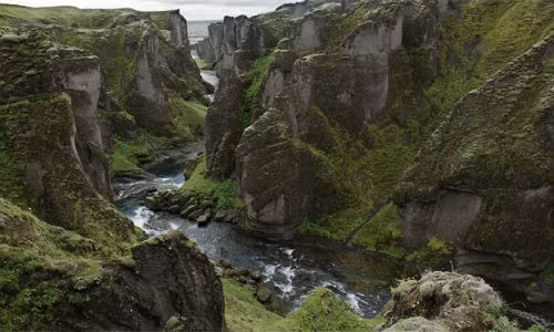 Hẻm núi với cái tên khó đọc Fjaðrárgljúfur tại Iceland được du khách yêu thích bởi cảnh đẹp, nước trong, đồng xanh, và nắng vàng.