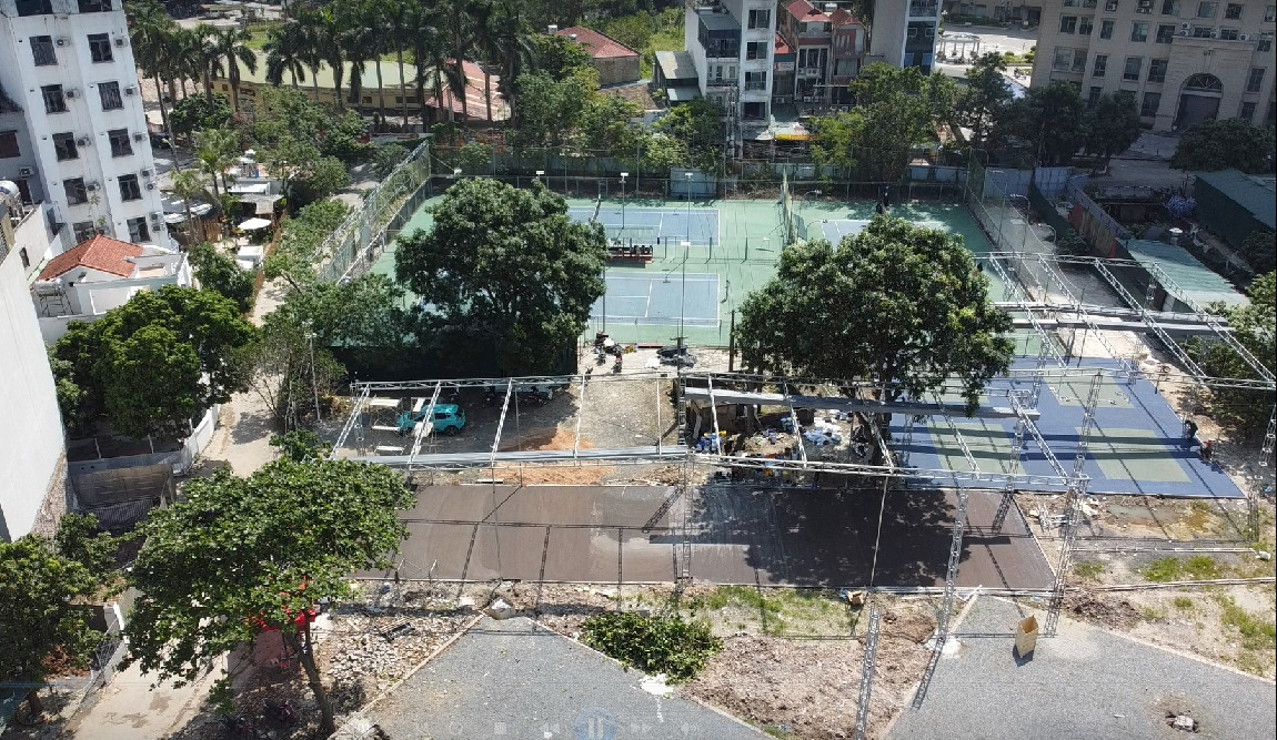 Hệ thống khung cột thép kiên cố được dựng cao gần 10m cùng kèo sắt lợp bạt dần hình thành các sân chơi Pickleball.