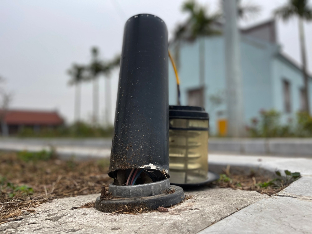 Một số cột đèn chiếu hư hỏng, tiềm ẩn nguy hiểm cho người lưu thông