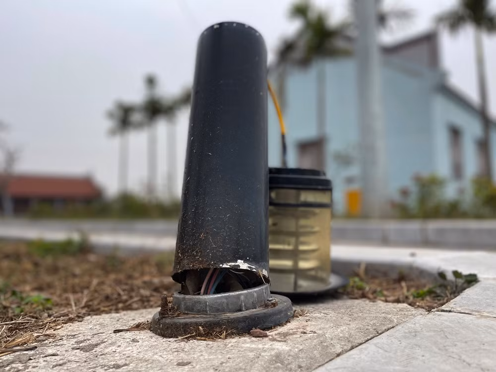 Một số cột đèn chiếu hư hỏng, tiềm ẩn nguy hiểm cho người lưu thông