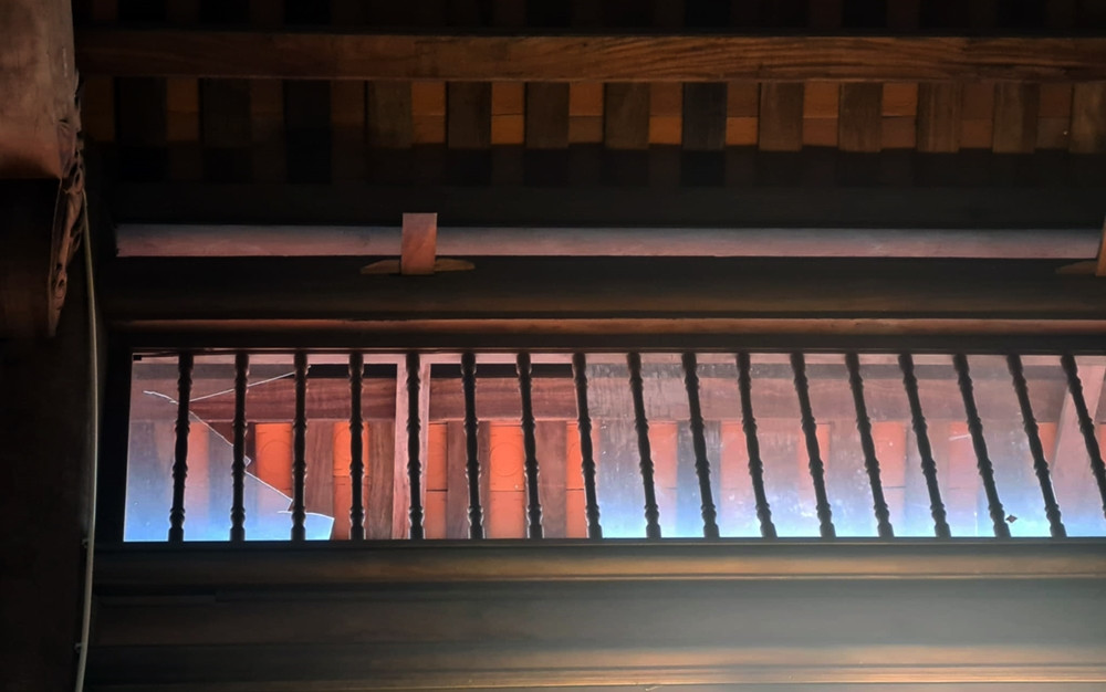 Tấm chắn gió ở một số vị trí mái nhà cũng bị vỡ, hư hỏng.